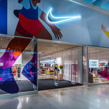 Studio Königshausen was pivotal in bringing the first Nike Live concept store to EMEA in Taby, Stockholm. Our design prioritised sustainability and innovation, creating a retail space exclusive to NikePlus loyalty program members. The store's interior emphasises the seamless integration of eco-friendly materials, underscoring a commitment to environmental consciousness.